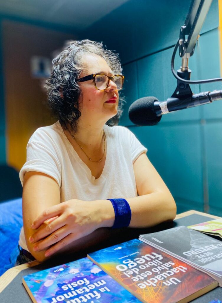 Libia Brenda en el IMER, hablando del proyecto de Odo Ediciones.